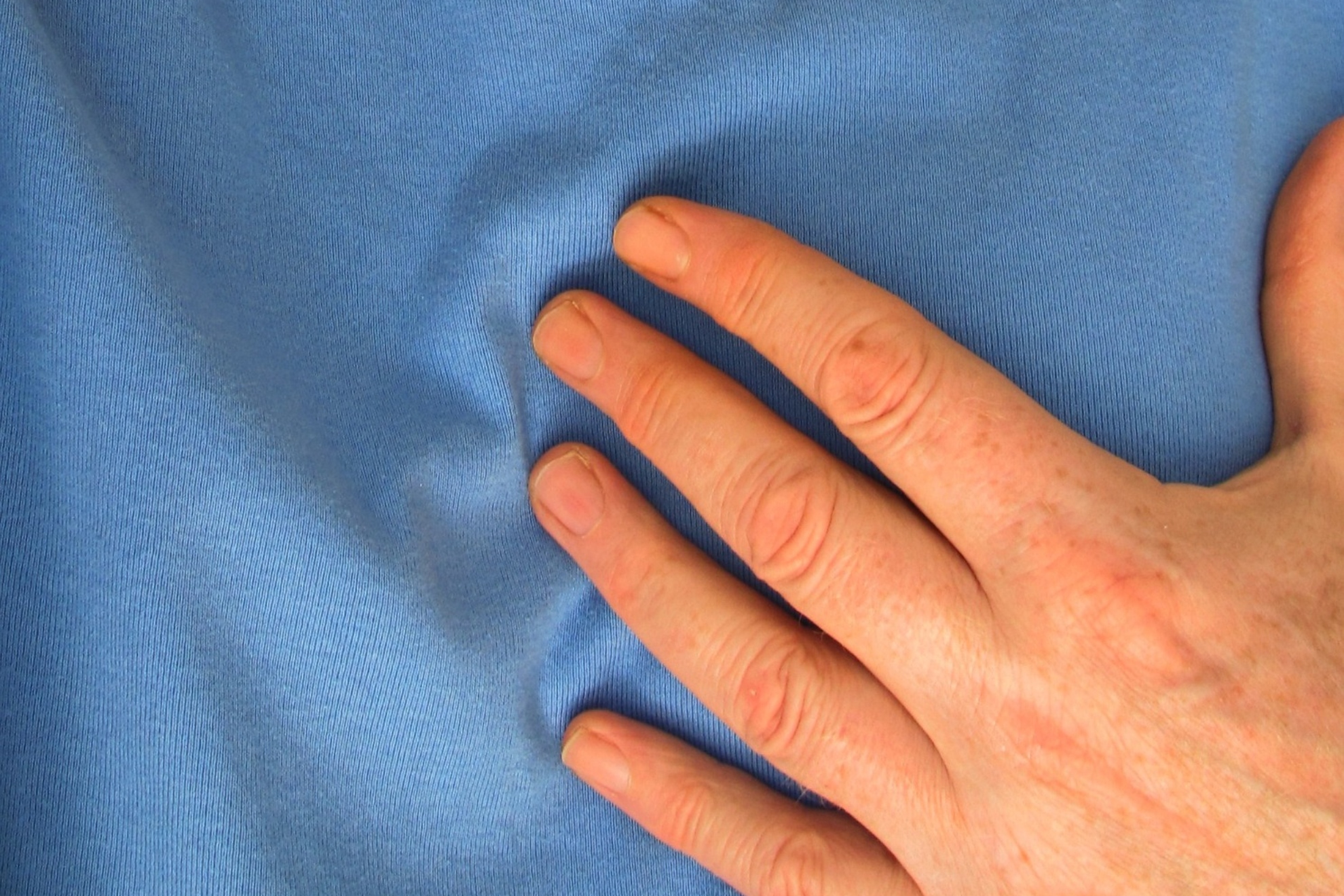 Imagen de recurso de una persona llevándose la mano al pecho. Pixabay.