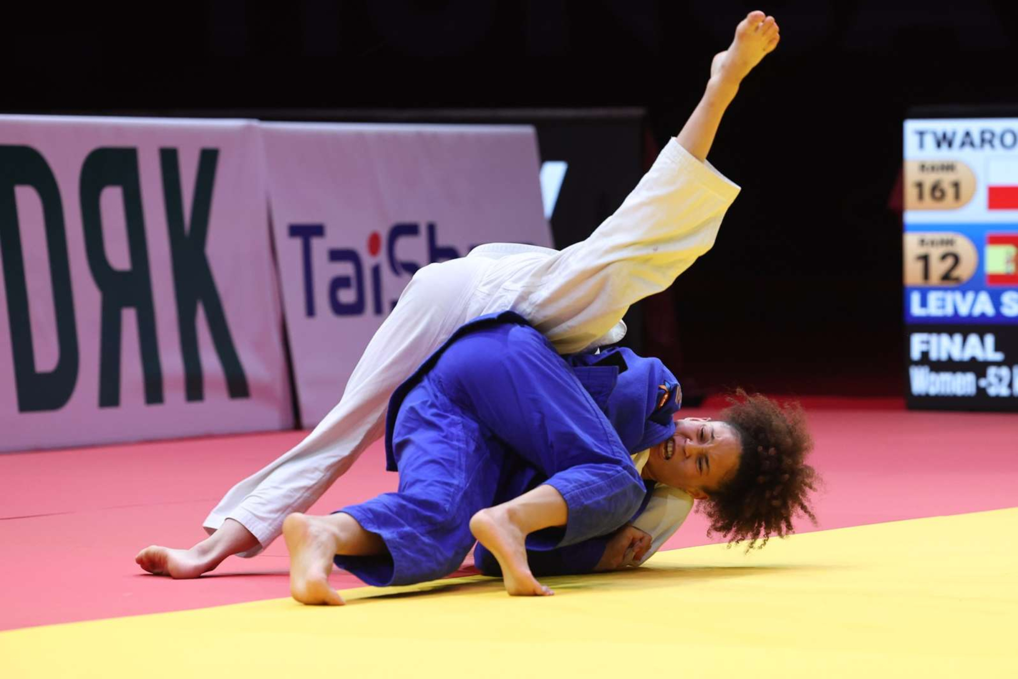 Ayumi Leiva, de azul, en la final del Grand Slam de Budapest. G. Sabau/ E. Di Feliciantonio (IFJ)