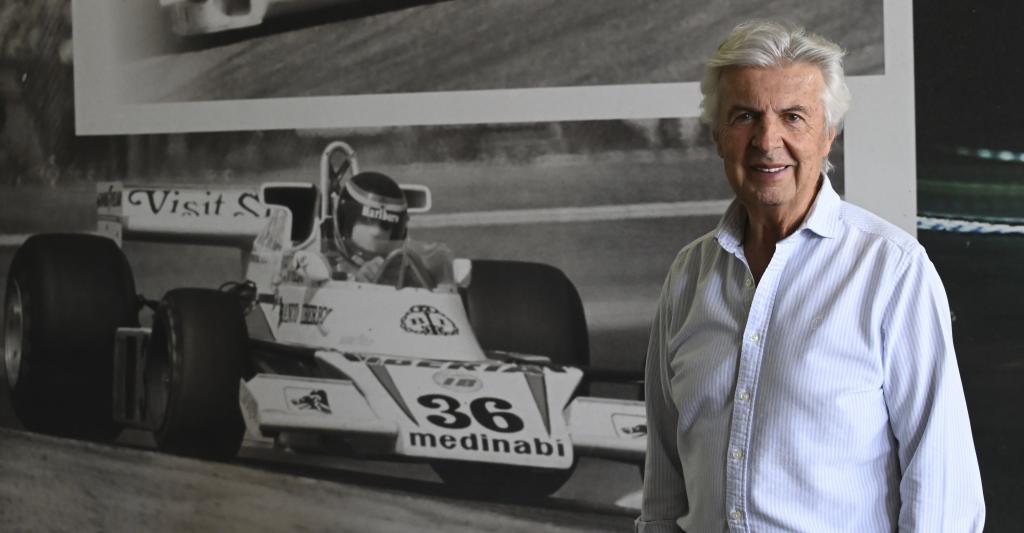 Emilio de Villota, en el Jarama, con uno de los coches con los que compitió en Madrid.