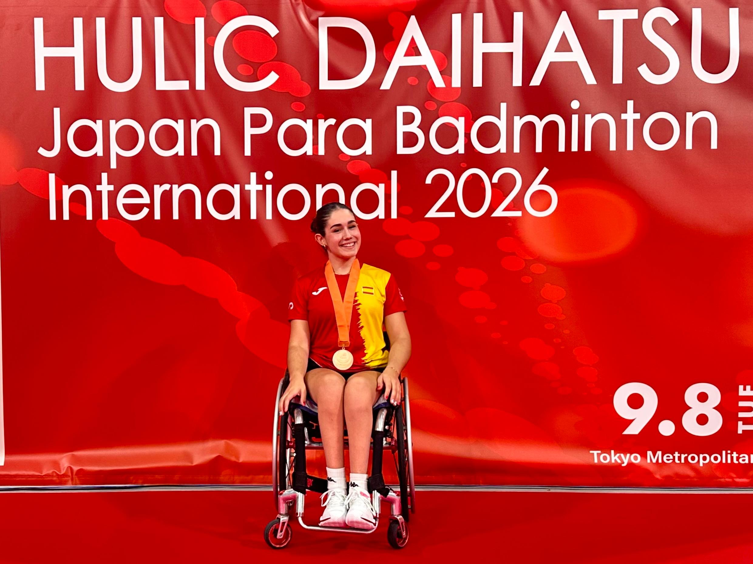 Maya Alcalde posa con la medalla de bronce en Japón. FESBA