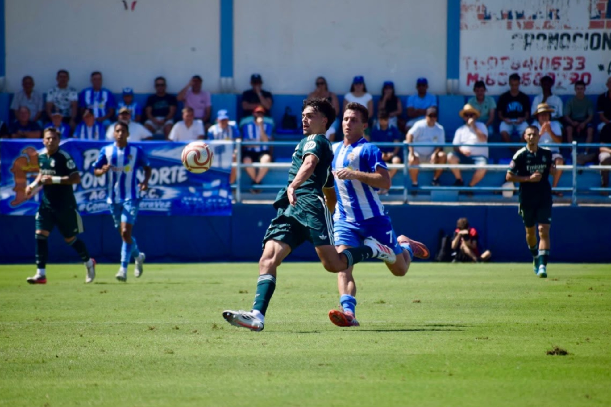 El castillista Rivas despeja el balón ante Serpeto. REALMADRID.COM