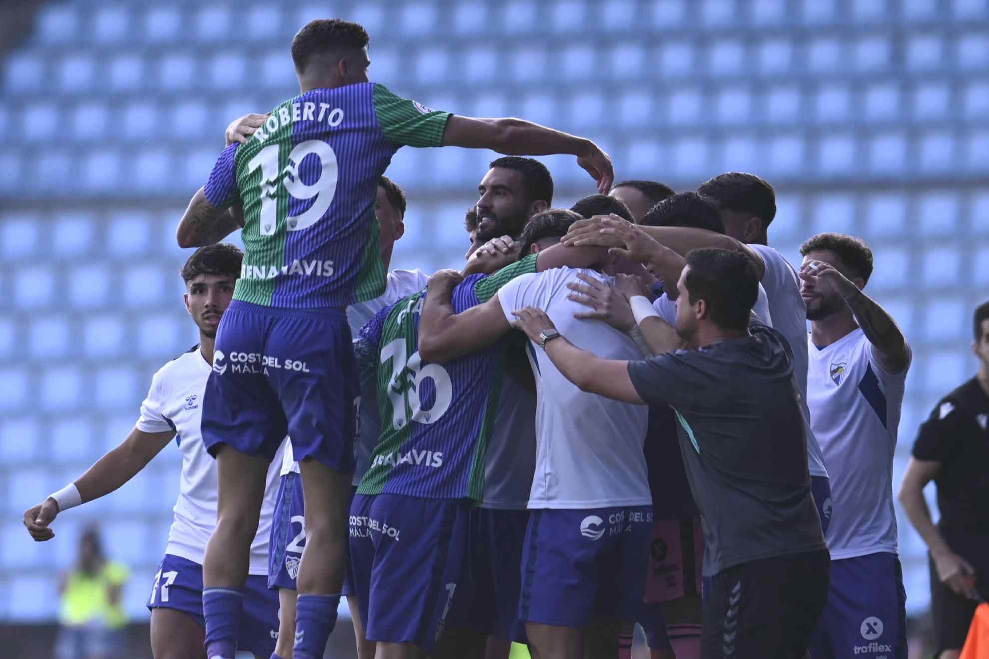Los jugadores del Málaga celebran el empate logrado en Balaídos ante el Celta Fortuna en 2024.