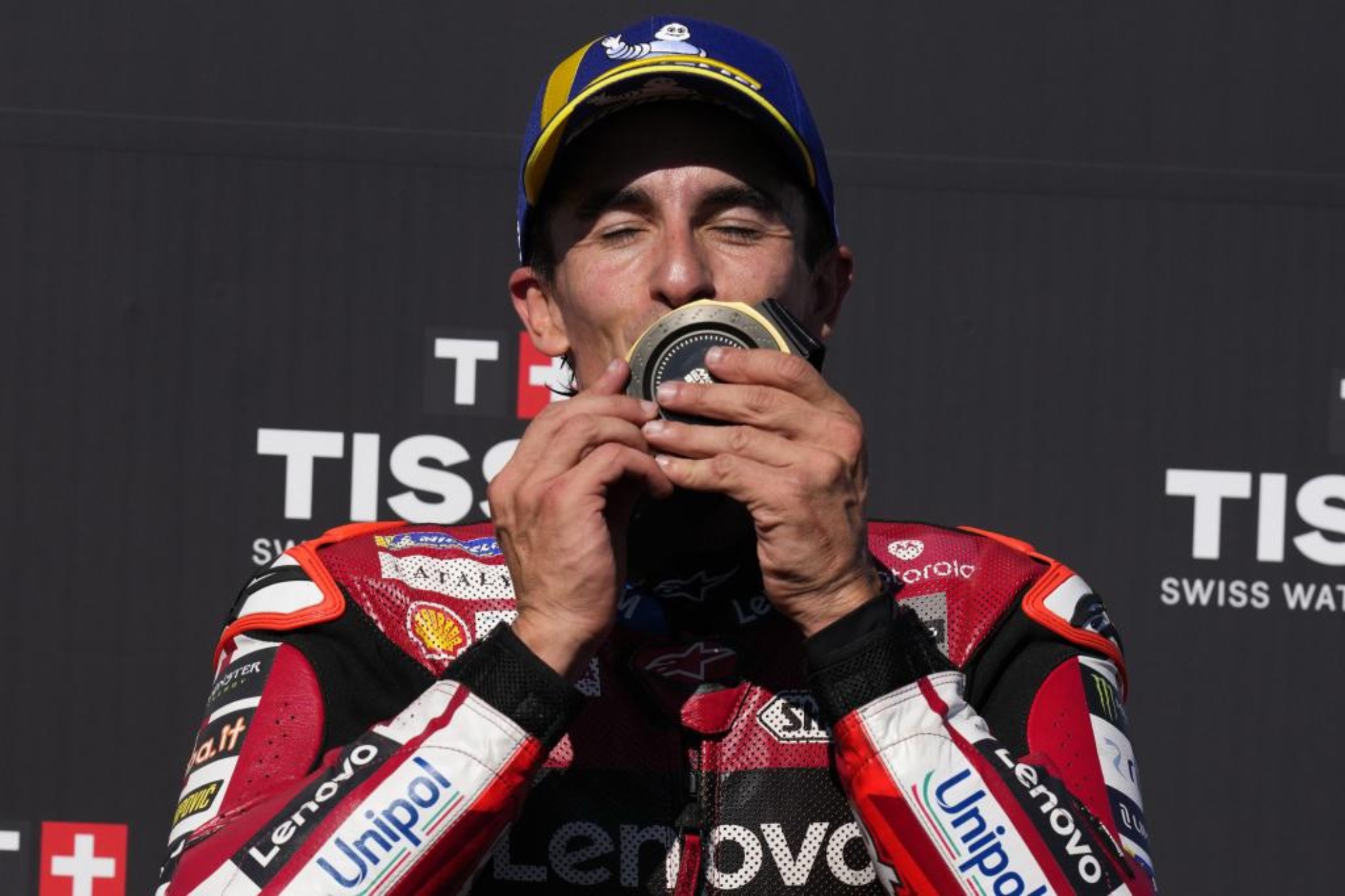 Marc Márquez, con su medalla, en el podio del Sprint de Misano.