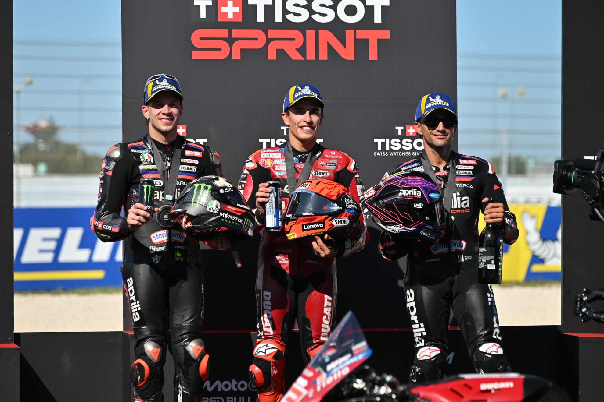 Bezzecchi, Marc Márquez y Jorge Martín, en el podio.