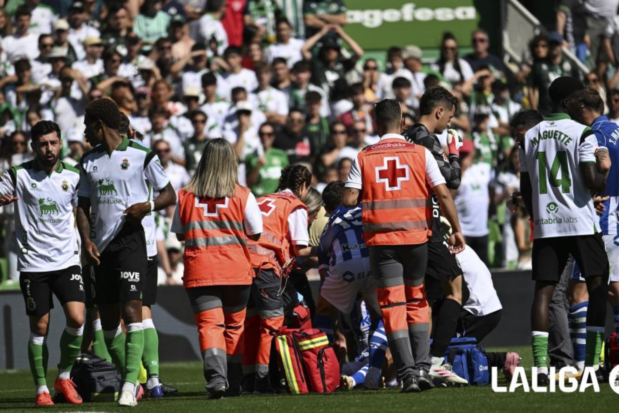 Los servicios médicos atienden a Mañas. LALIGA