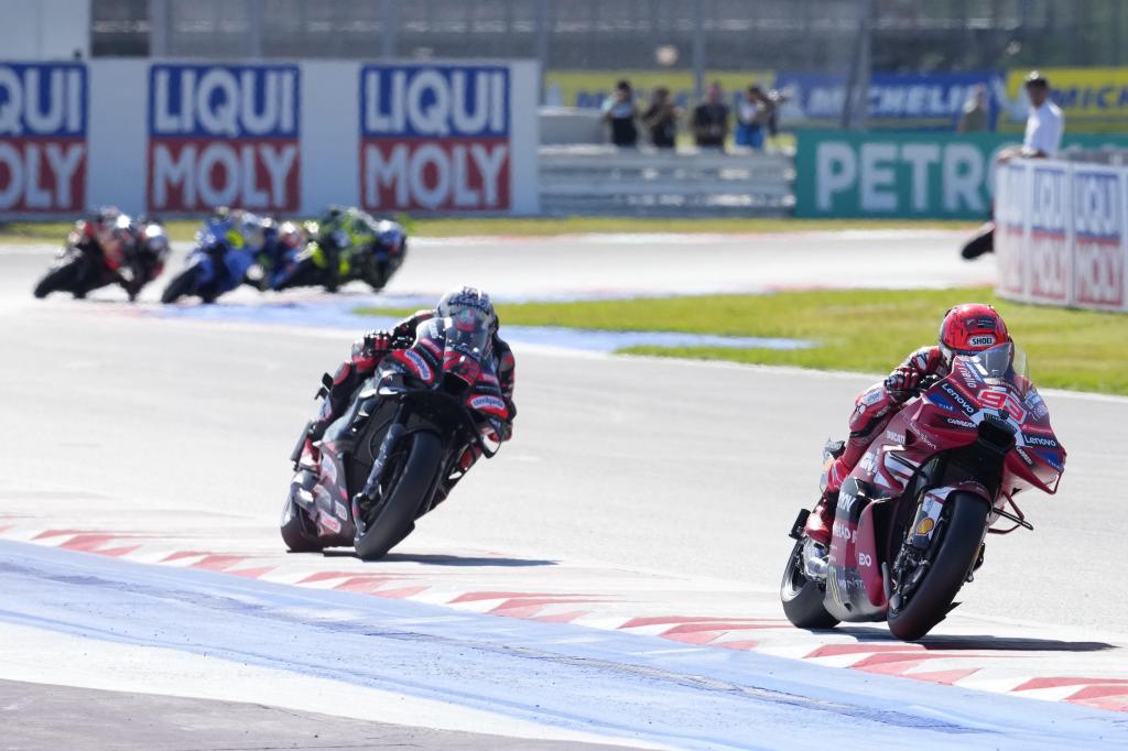 Marc Márquez, delante de Bezzecchi.