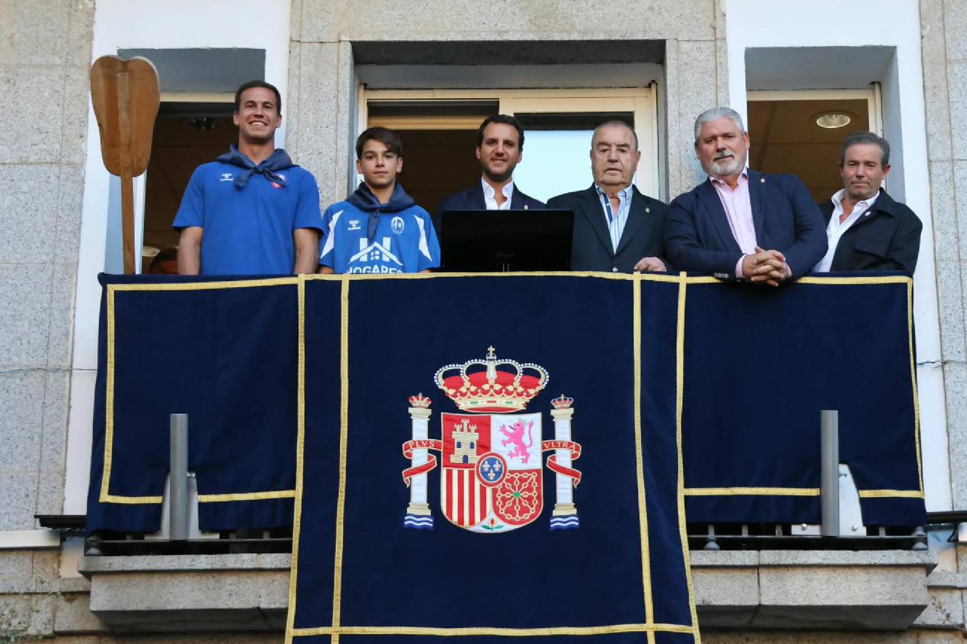 Enrique Vedia se mostró emocionado en el balcón del Ayuntamiento