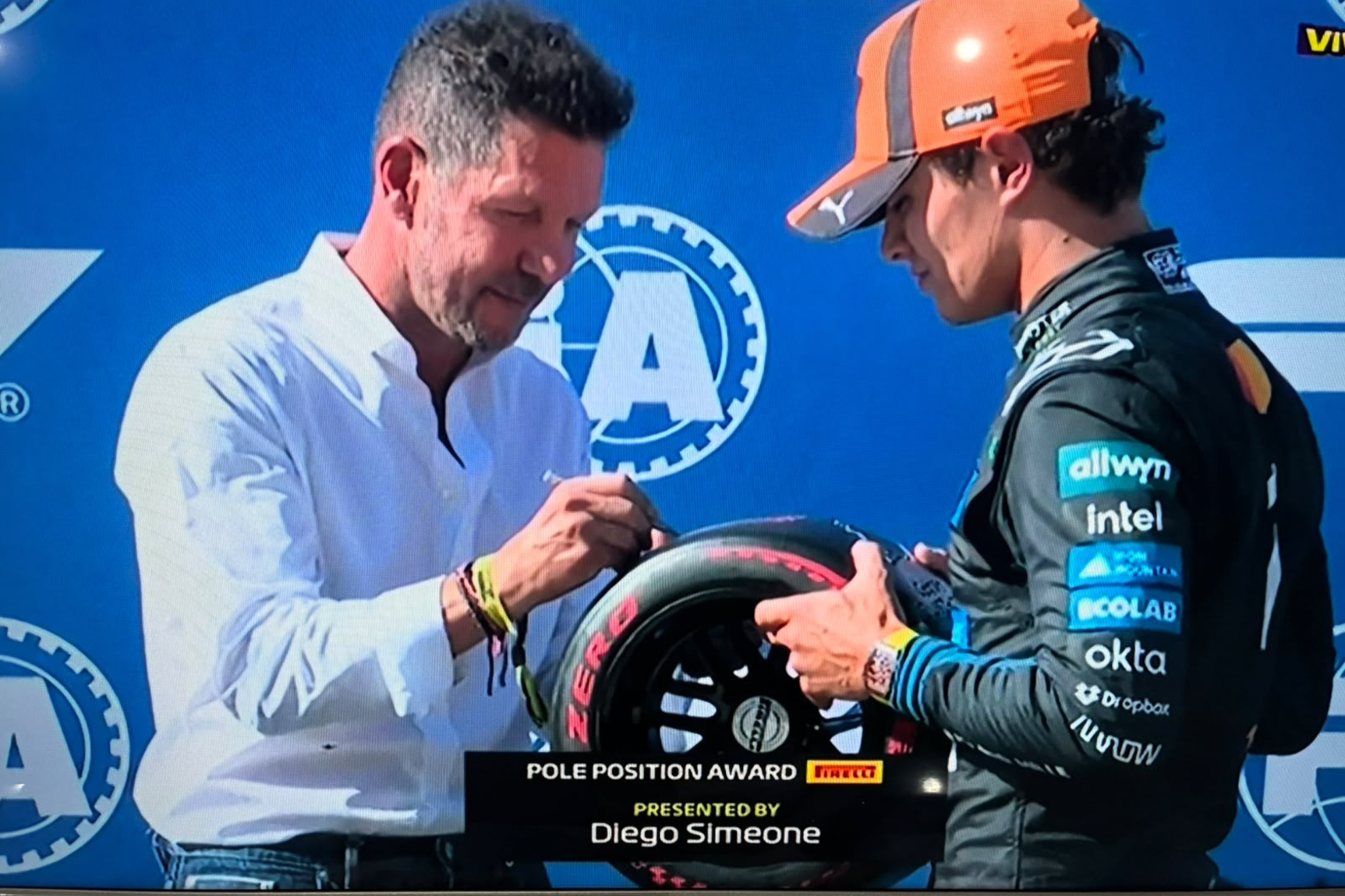 SIMEONE, CON LANDON NORRIS.