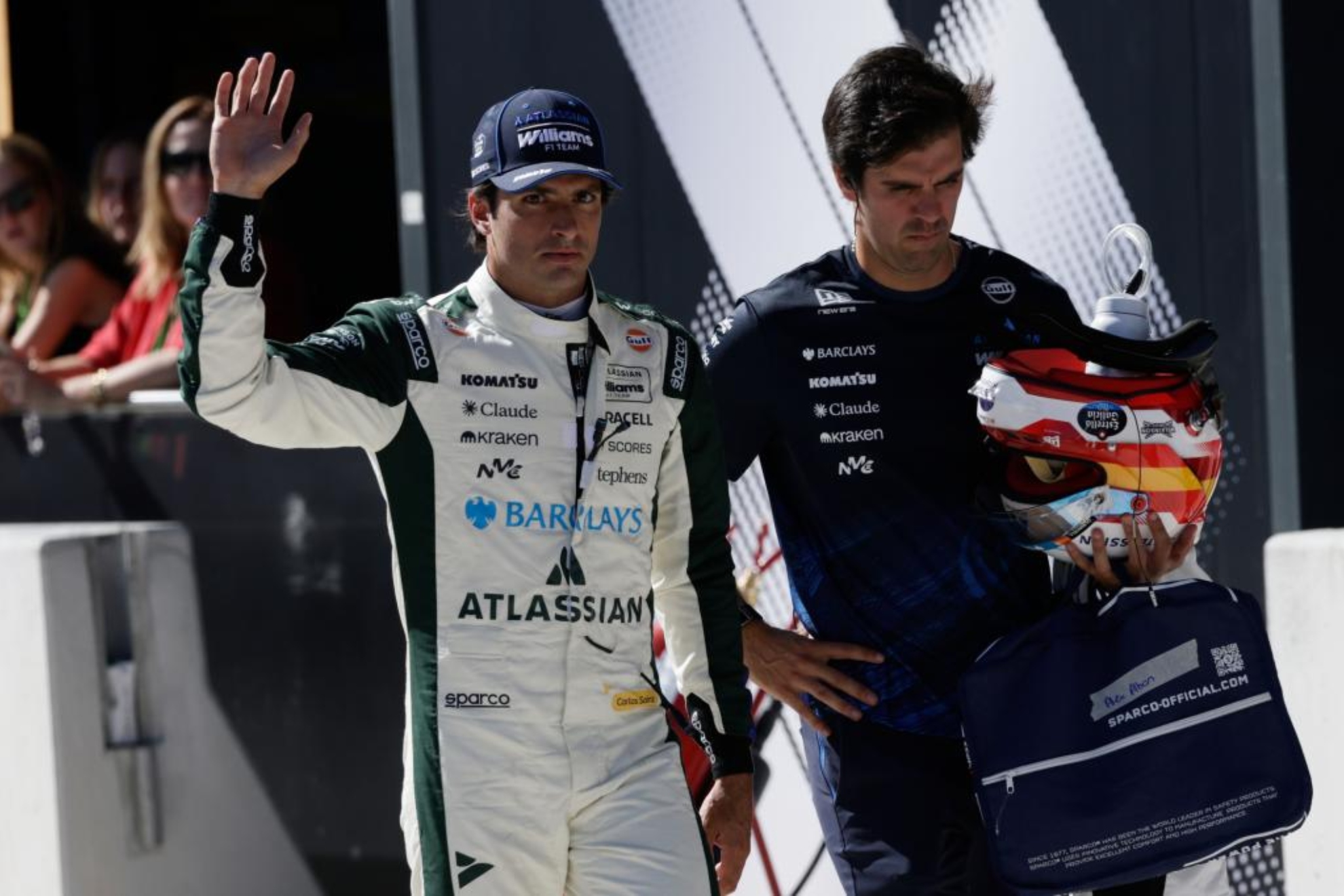Sainz saluda al público tras caer en Q1.