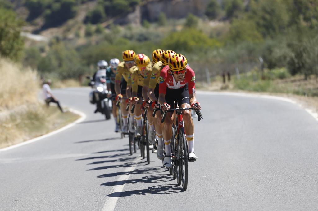 Vista de una fuga nada más empezar la 20ª etapa de la Vuelta ciclista España.