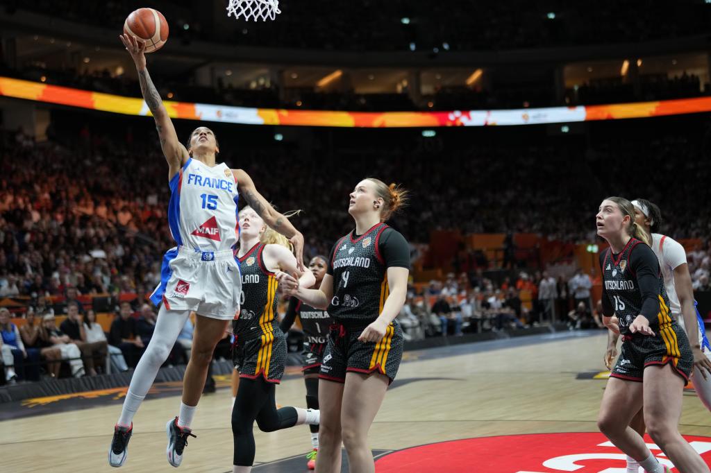 Gabby Williams entra a canasta ante Lina Sontag. LAPRESSE.