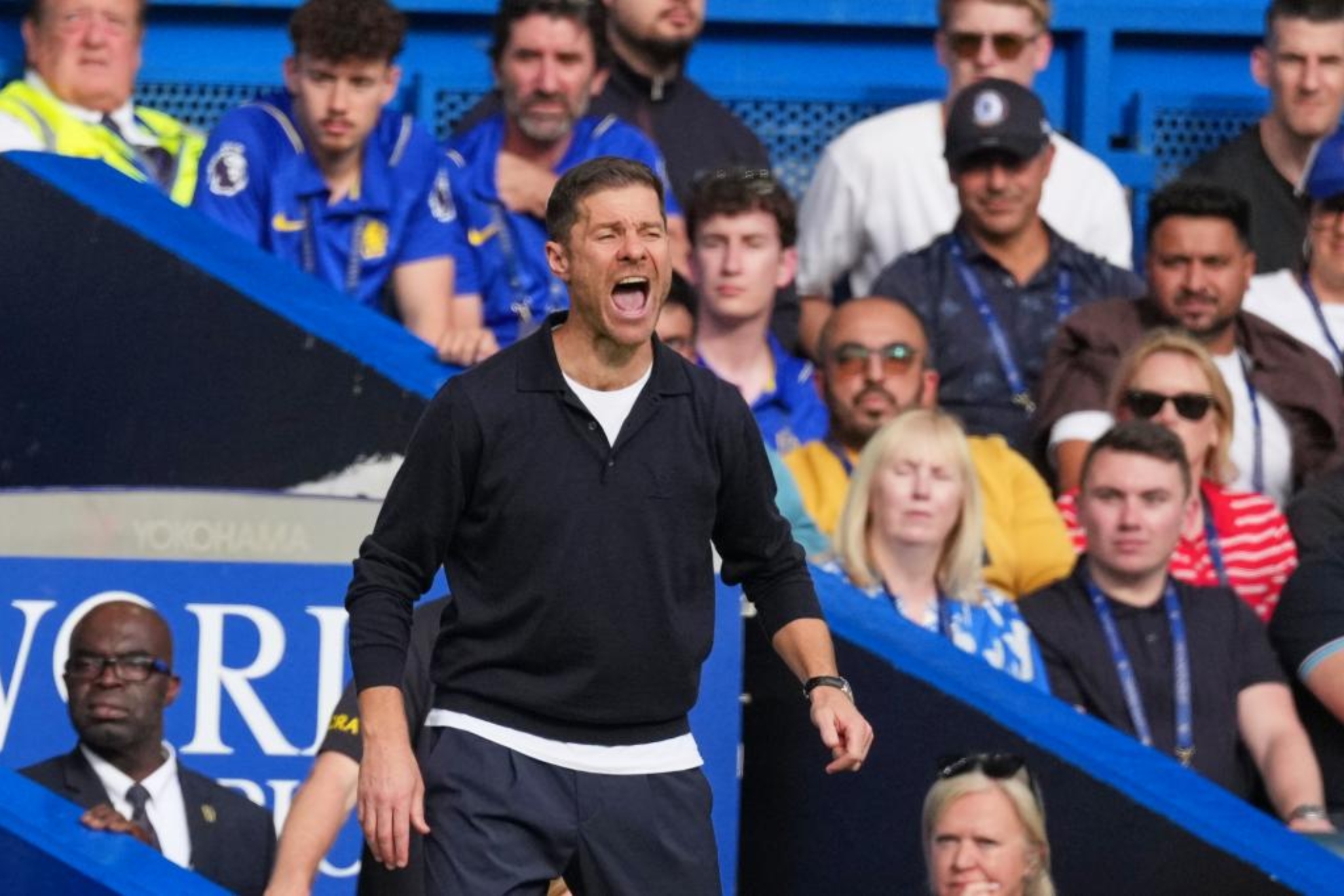 Xabi Alonso da indicaciones durante el partido contra el Hull City. LAPRESSE