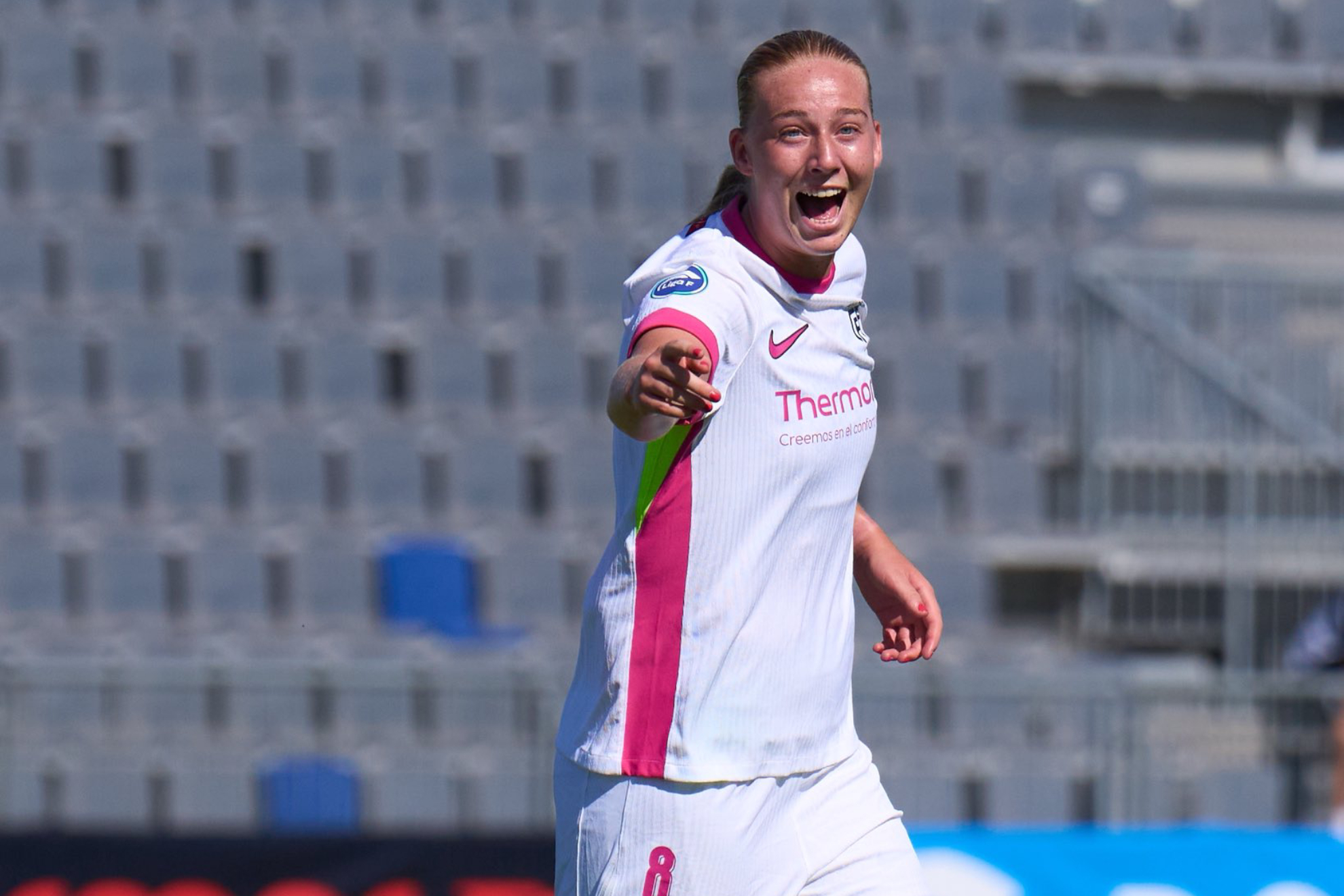 Emilie Holt celebra un gol ante el Sevilla Madrid CFF