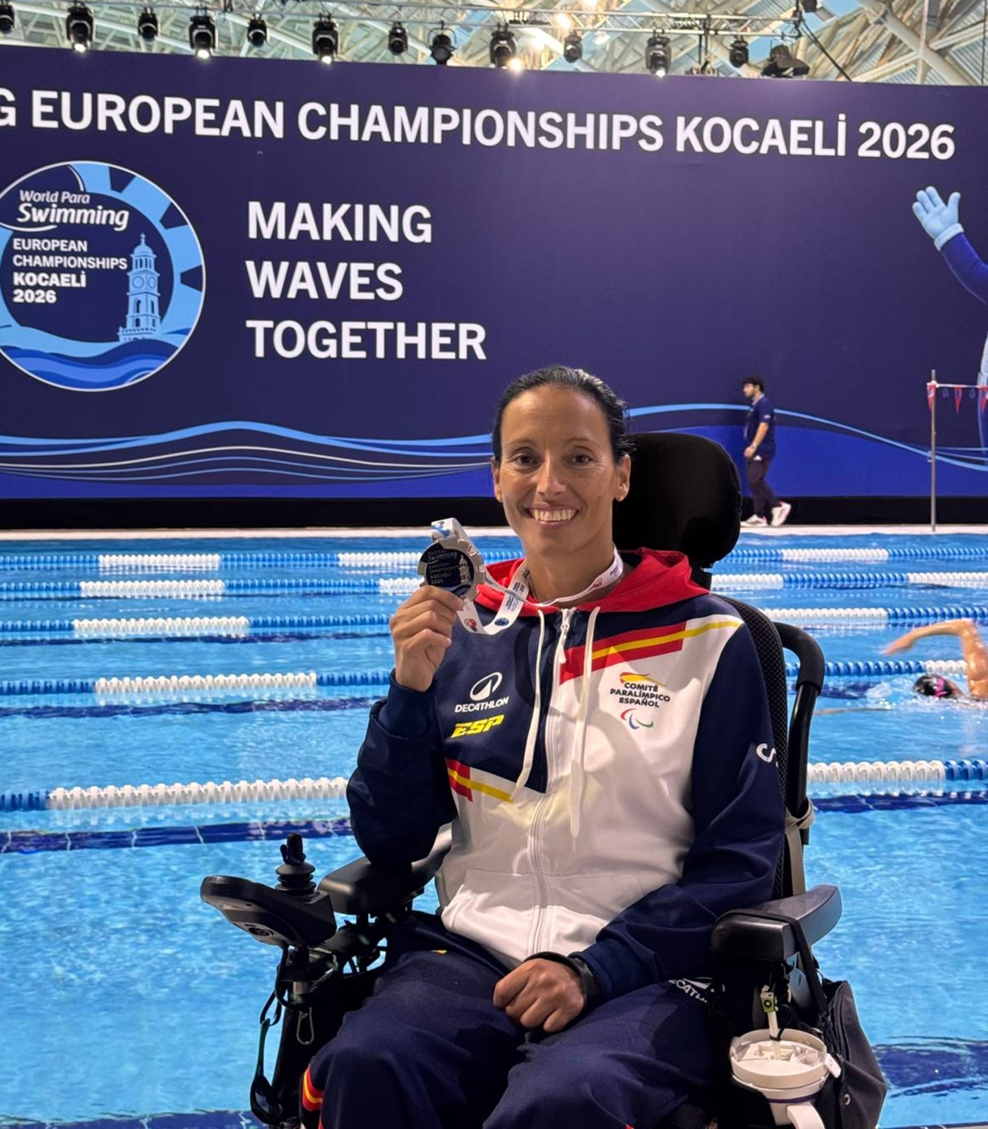 Teresa Perales con el oro europeo en los 50 metros espalda y su medalla 100.