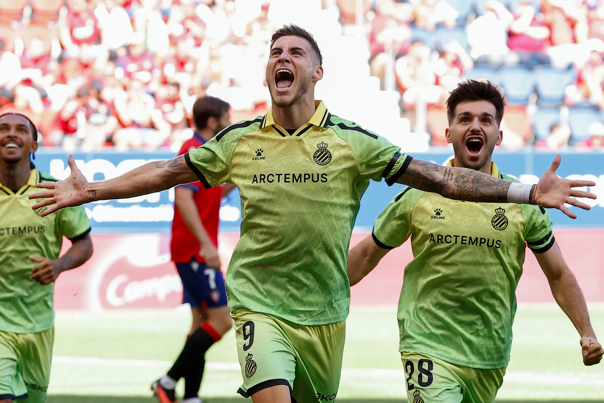 Roberto Fernández celebrando el primer gol contra Osasuna