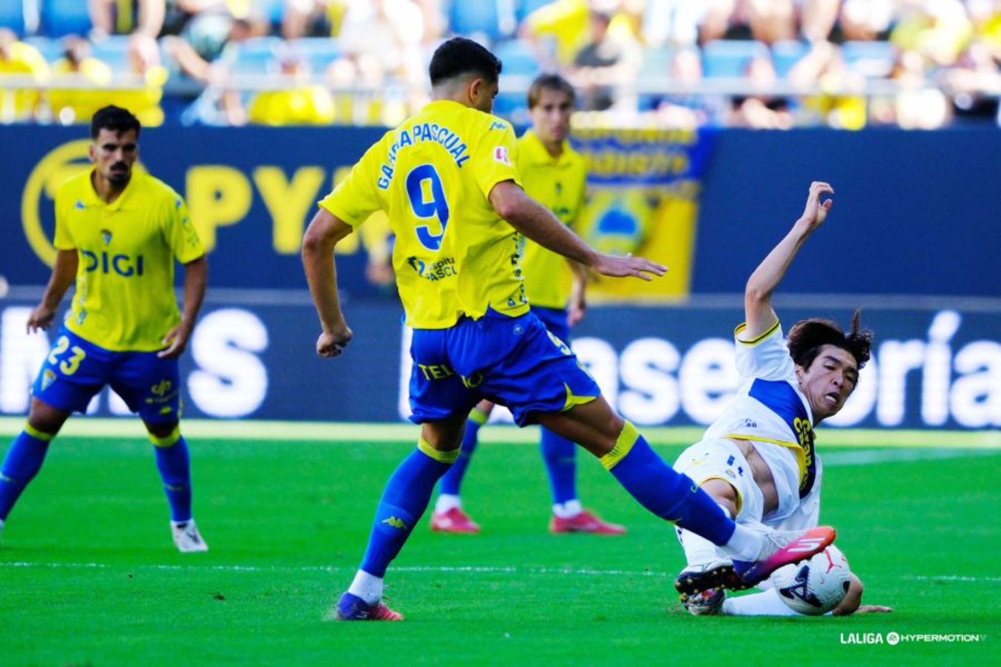 García Pascual y Miyashiro, en un lance del partido. LALIGA