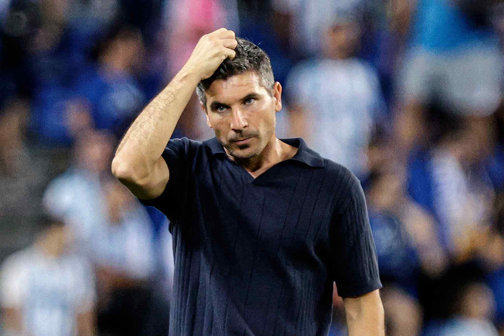 Funes, entrenador del Málaga, se lleva la mano a la cabeza.