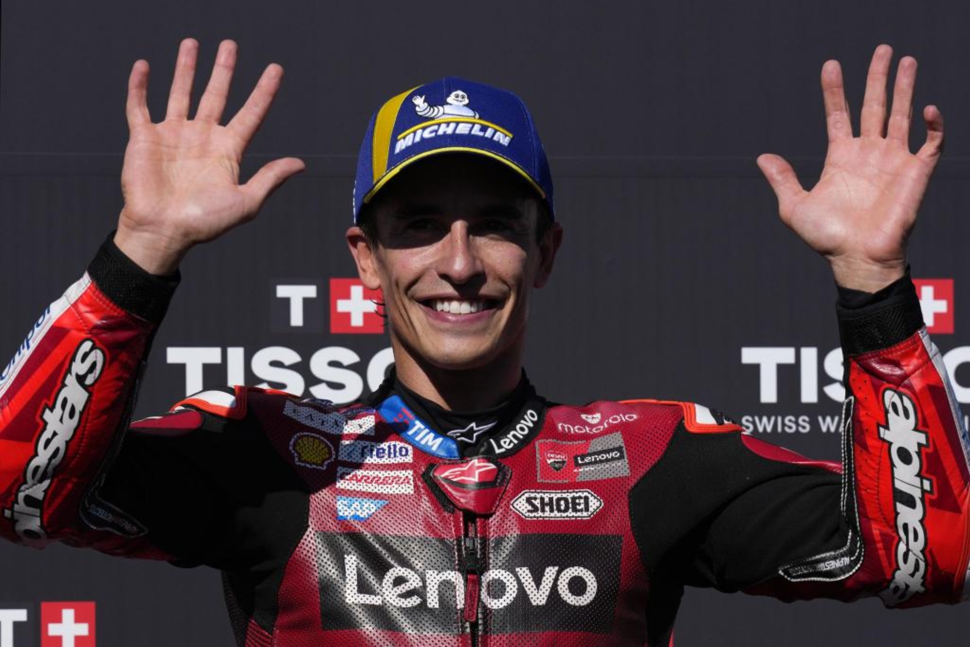 Marc Márquez saluda en Misano.