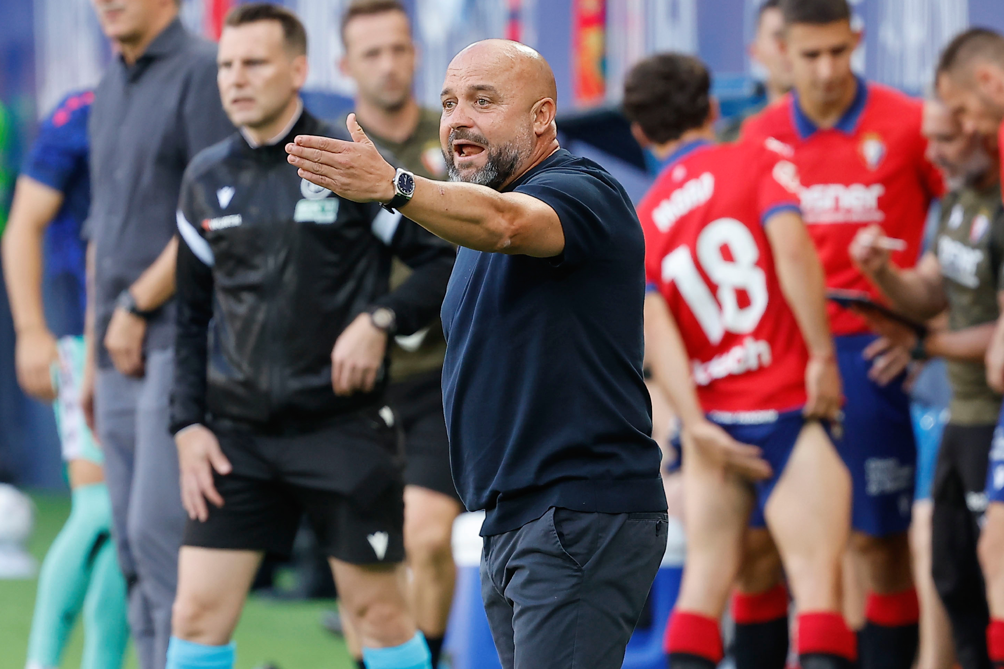 Manolo González dirigiendo al Espanyol contra Osasuna