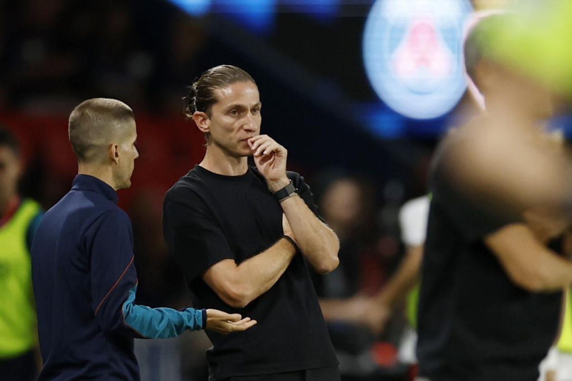 Filipe Luis observa un partido del Mónaco. EFE