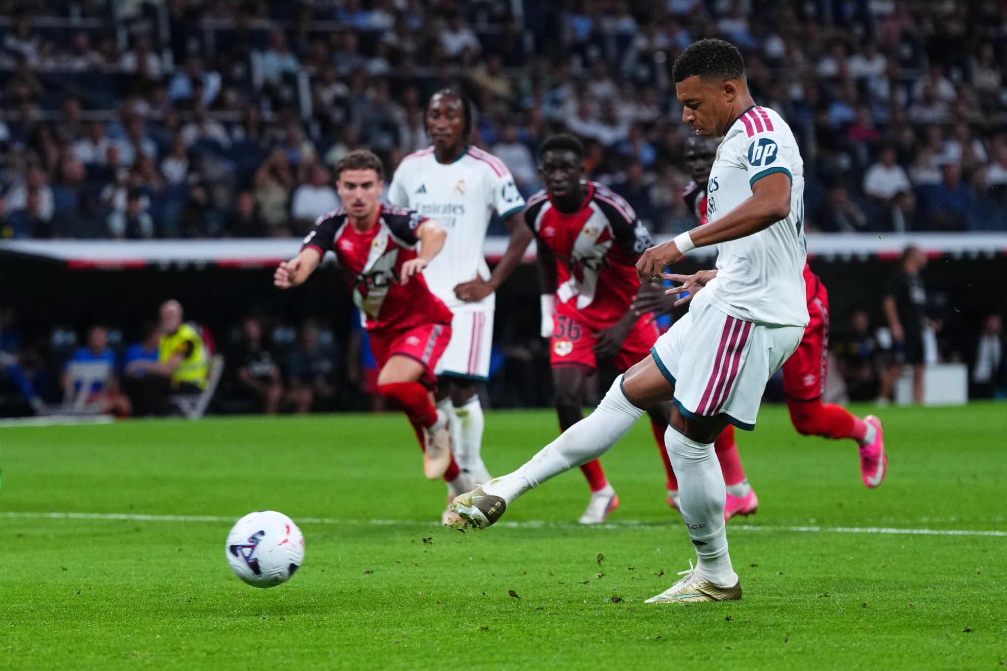 Mbappé, lanzando desde los once metros.