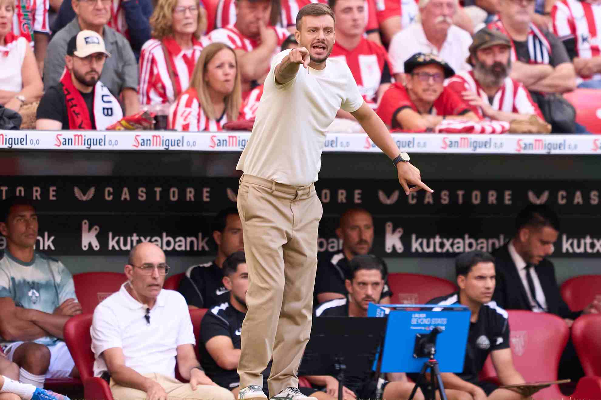 Anselmi da instrucciones durante el partido ante el Athletic
