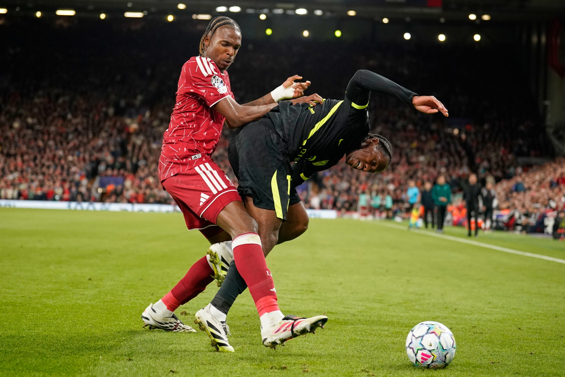 JONATHAN DAVID, EN SU DEBUT EN ANFIELD. AP