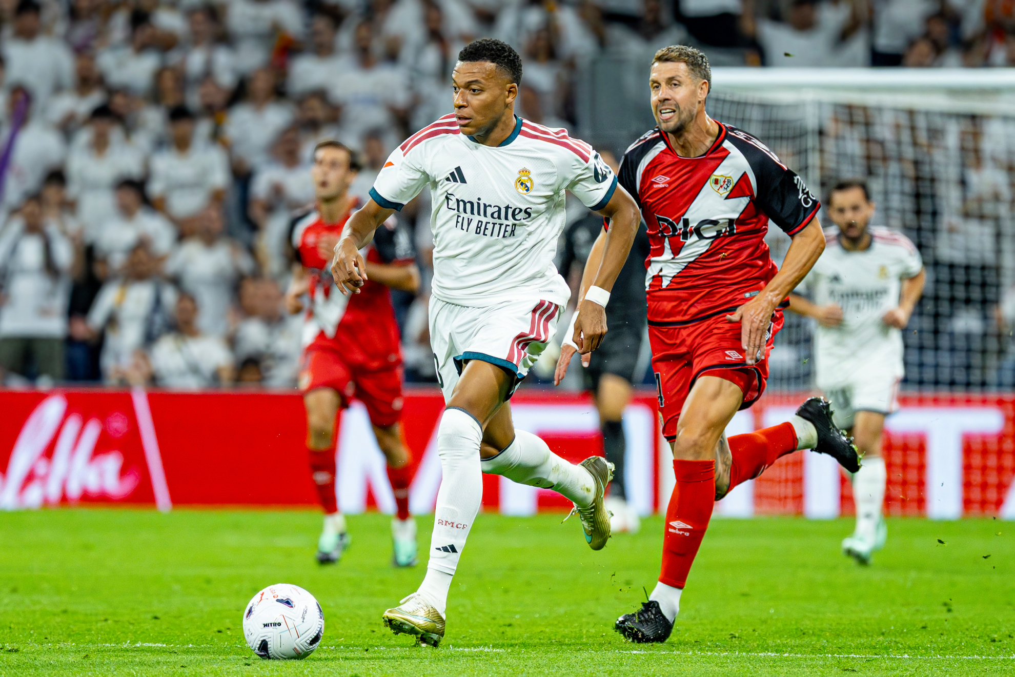 Mbappé se marcha de Lejeune. PABLO MORENO