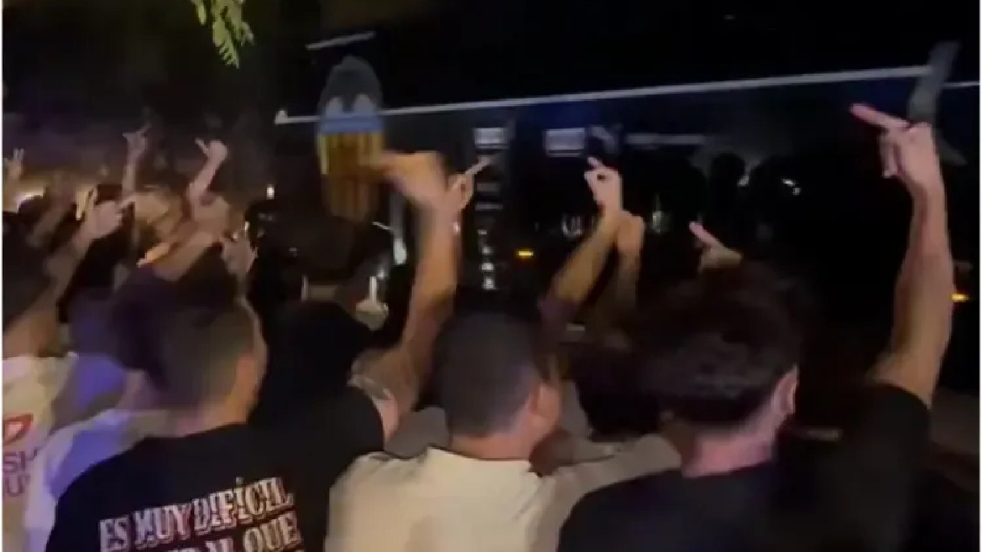 Situación crítica en Valencia: cientos de aficionados increpan a jugadores, técnico y directiva