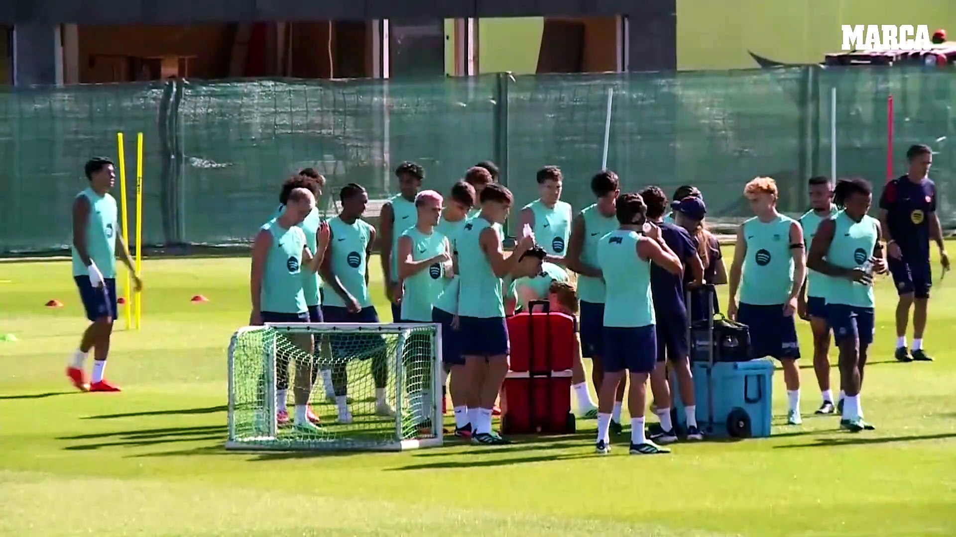 El jugador del FC Barcelona ha vuelto a los entrenamientos del conjunto culé con una máscara tras el choque con Rodri en el duelo ante Valencia en Mestalla