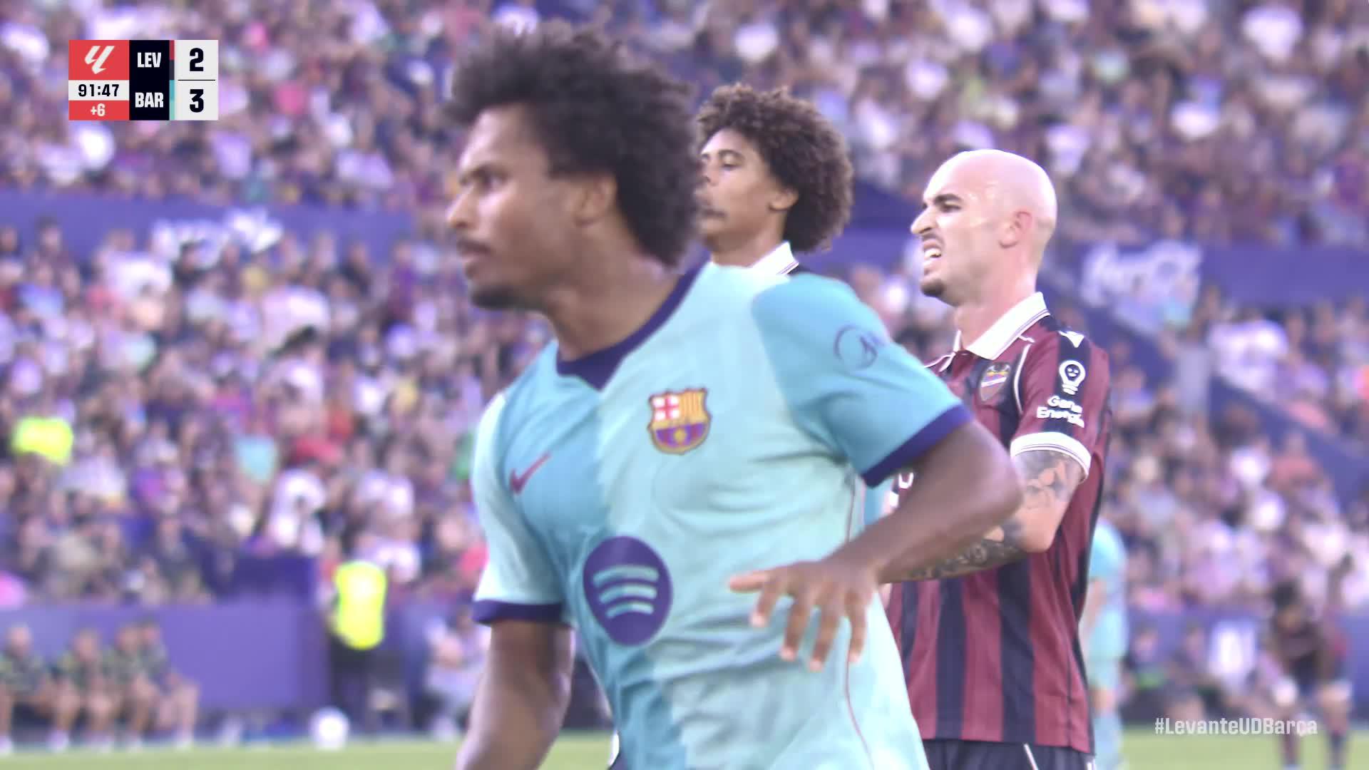 Lamine Yamal celebra uno de sus dos goles al Levante en el Ciutat de Valencia.