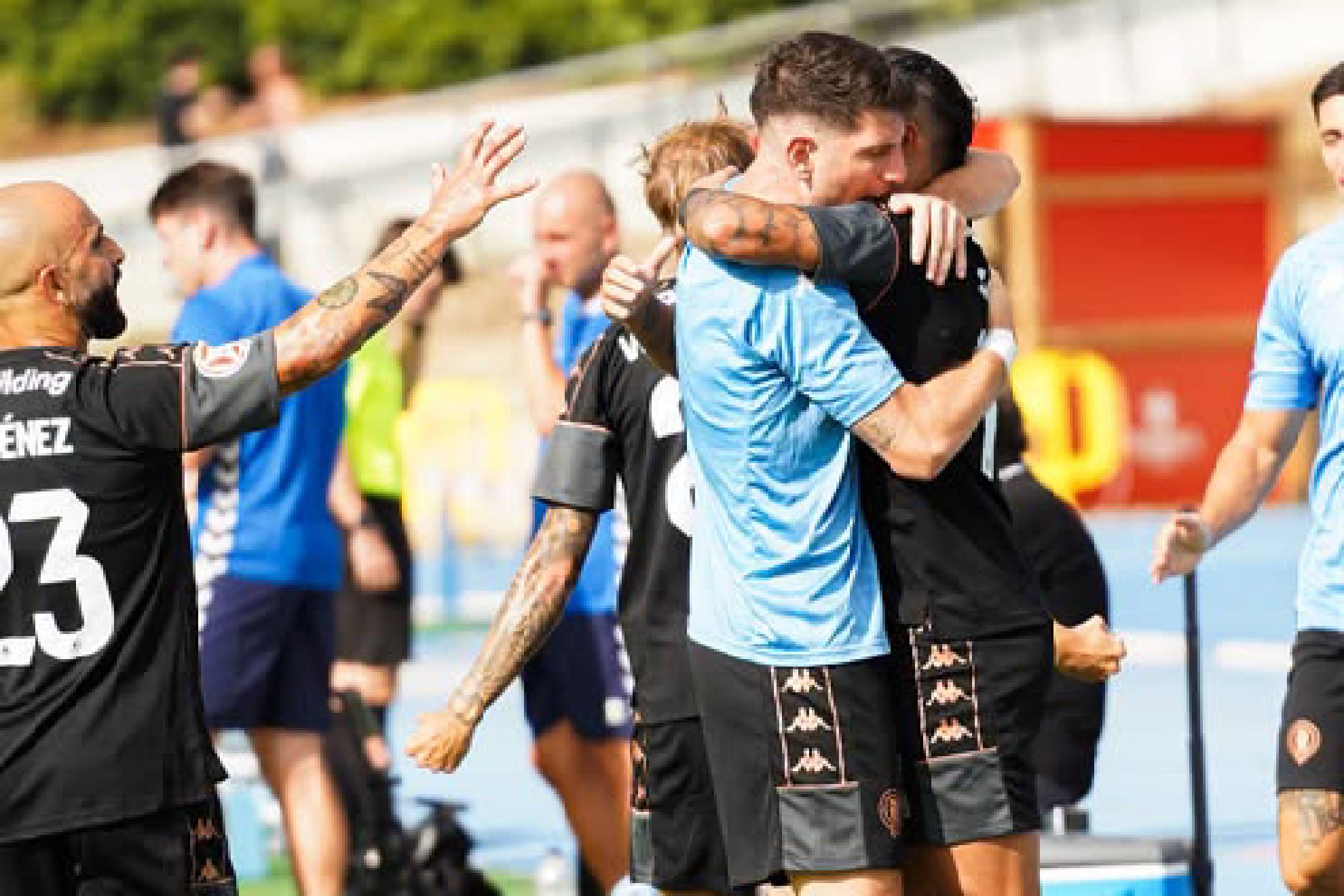 Fran Sol se abraza a sus compañeros tras lograr un triunfo de oro