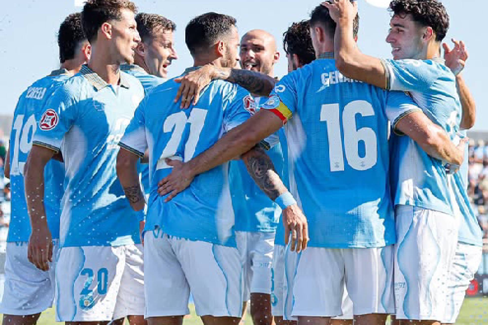 Los jugadores del Ibiza celebran la victoria ante su afición