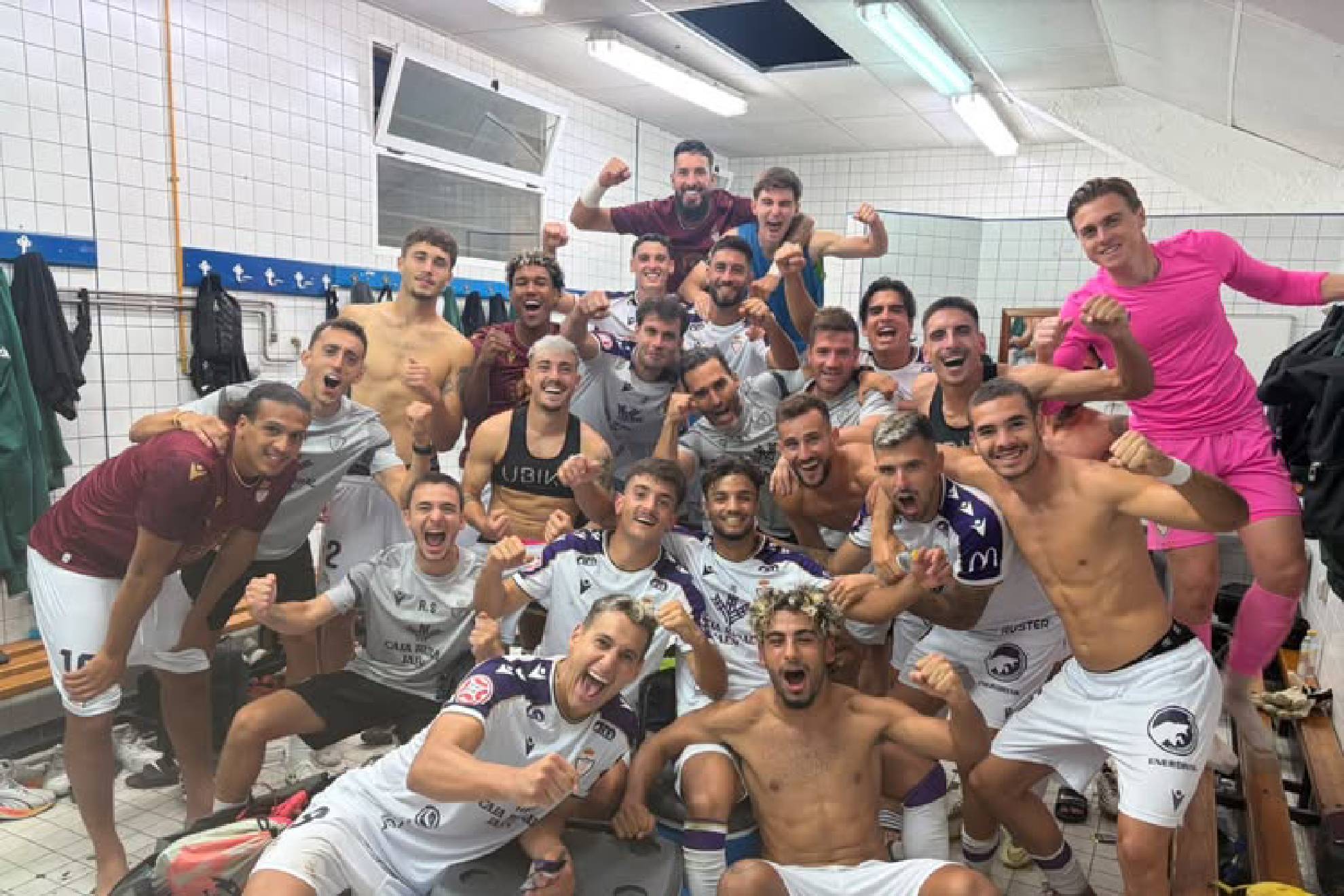 Fiesta en el vestuario del Jaén tras su importante triunfo en Pinilla