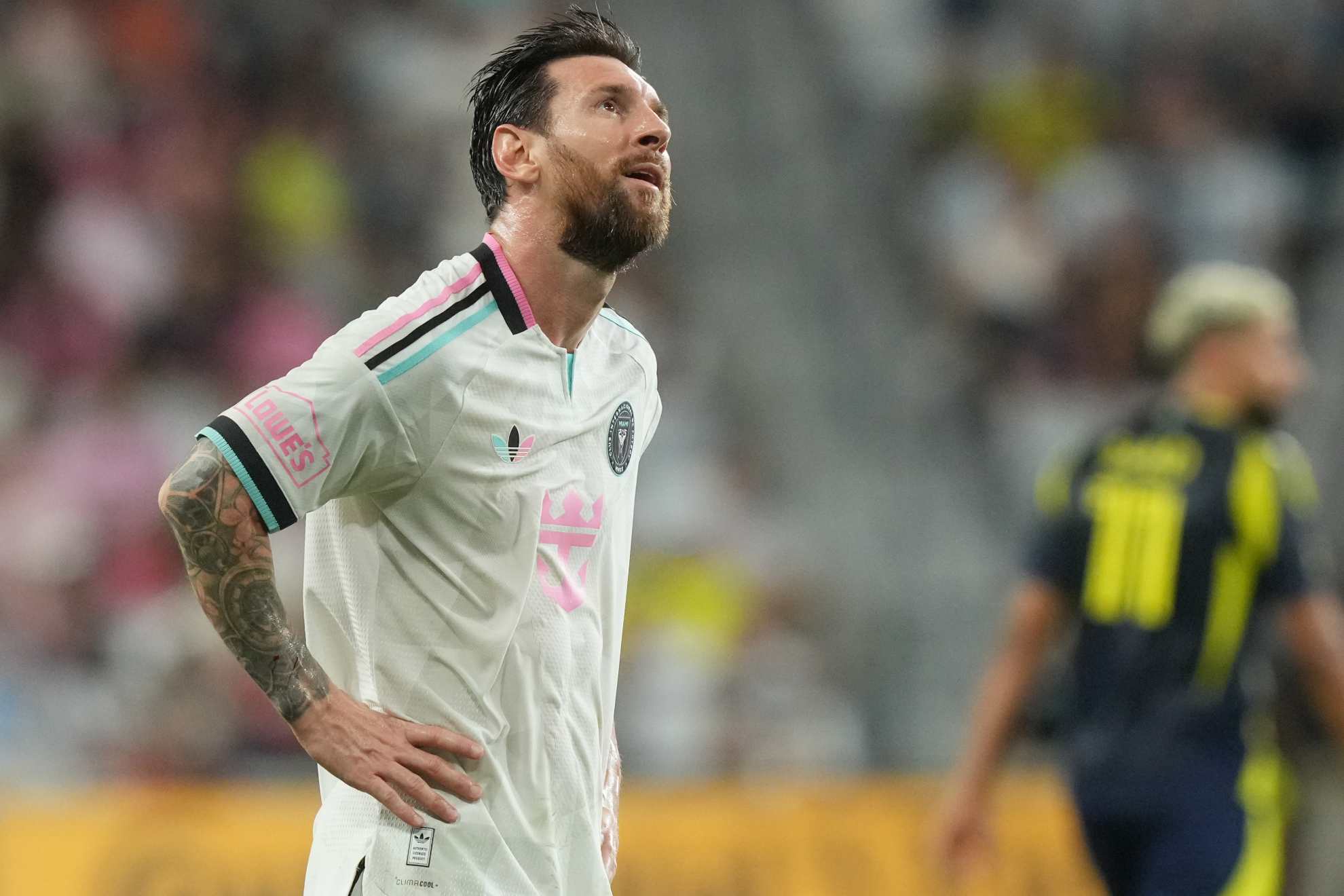 Messi se lamenta tras el uno de los goles de Surridge