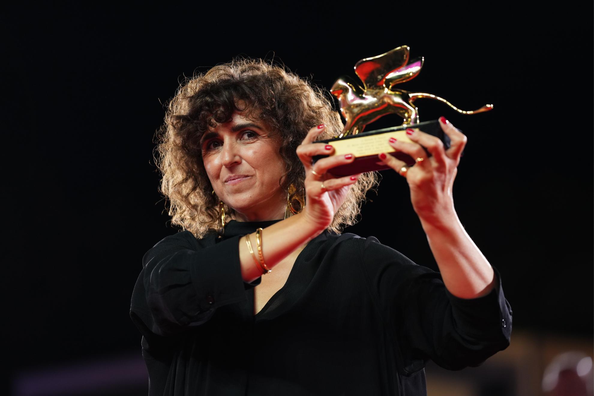 May el-Toukhy, ganadora del León de Oro con 'Woman Unknown', sostiene el galardón. AP
