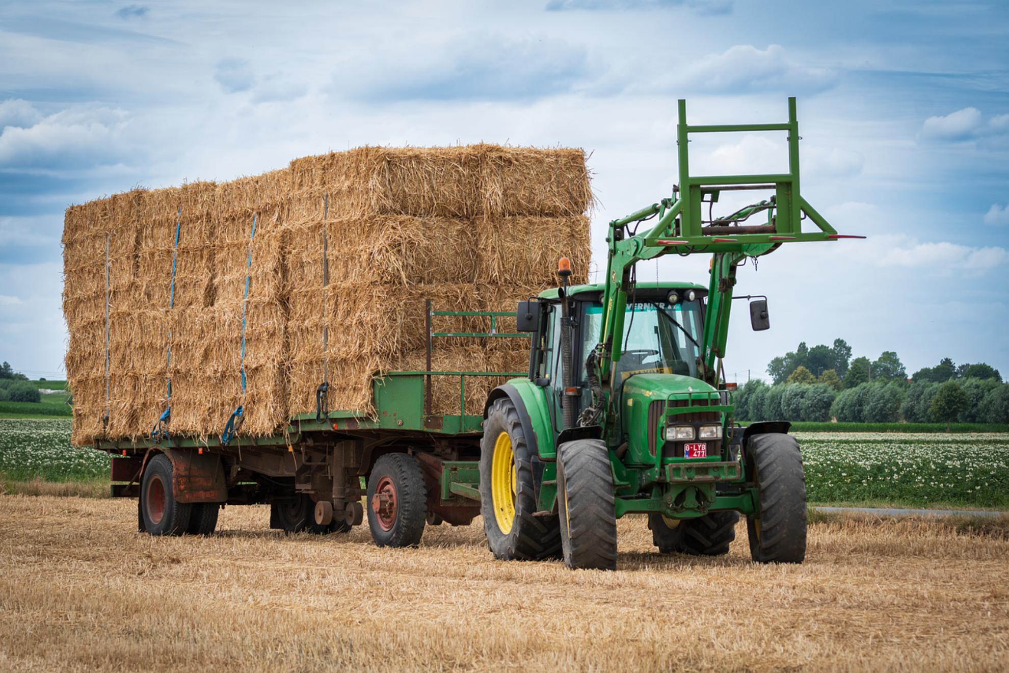 En la imagen, un tractor transporta pacas de paja en un remolque. PIXABAY