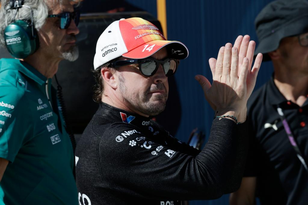 Alonso, aplaudiendo a los aficionados en Madring.