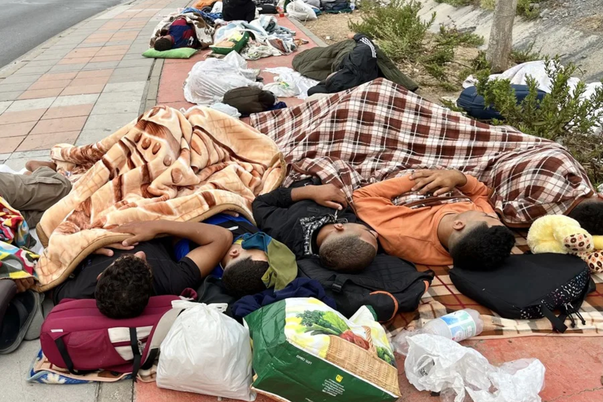 Cientos de migrantes de Ceuta son trasladados a una nueva instalación habilitada EFE
