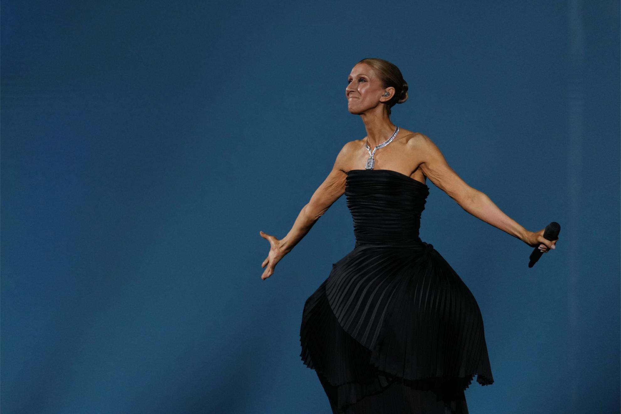 Céline Dion, en un momento del concierto que ofreció este sábado en París. AP