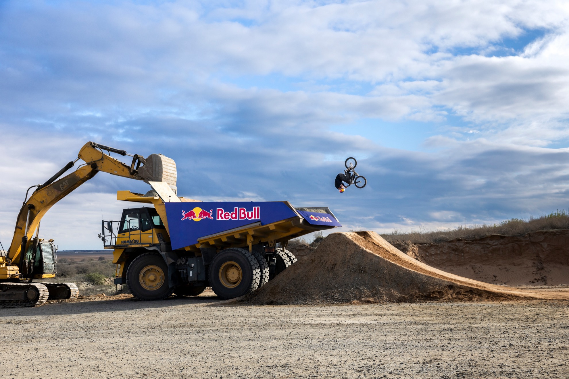 Gabriel Chaves convierte el Basalto Complex de Villa Mercedes en un particular circuito de BMX Dirt entre maquinaria pesada. Red Bull Content Pool