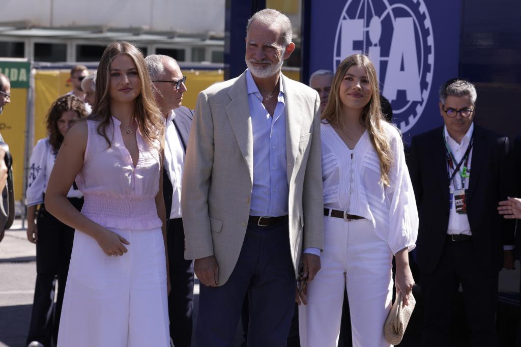 El rey Felipe VI, la princesa Leonor (i) y la infanta Sofía (d) a su llegada este domingo al Gran Premio de España de Fórmula Uno en el nuevo circuito de Madring en Madrid.