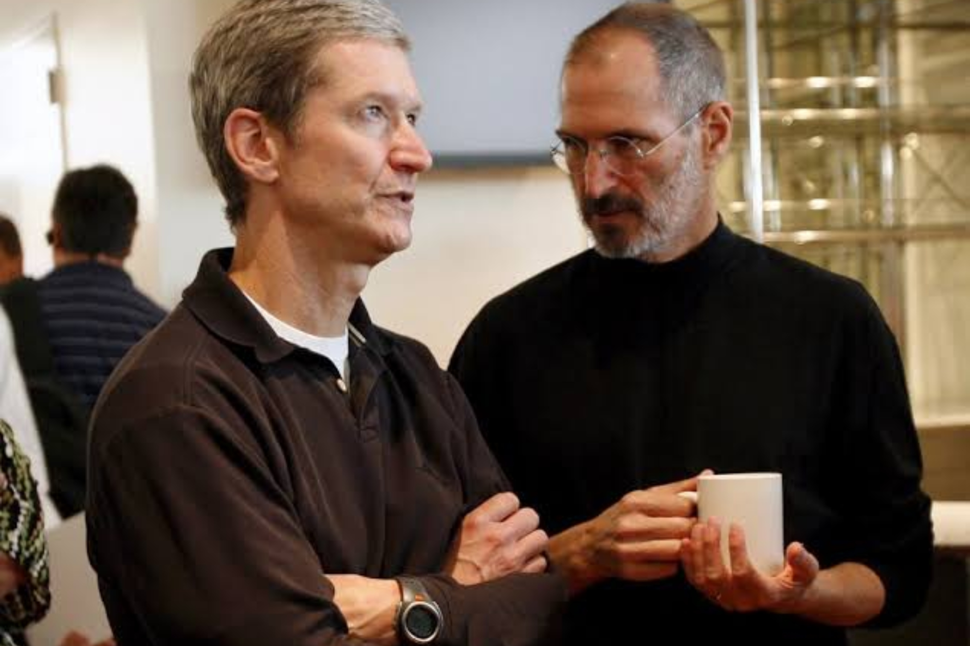Tim Cook izquierda, Steve Jobs derecha EFE