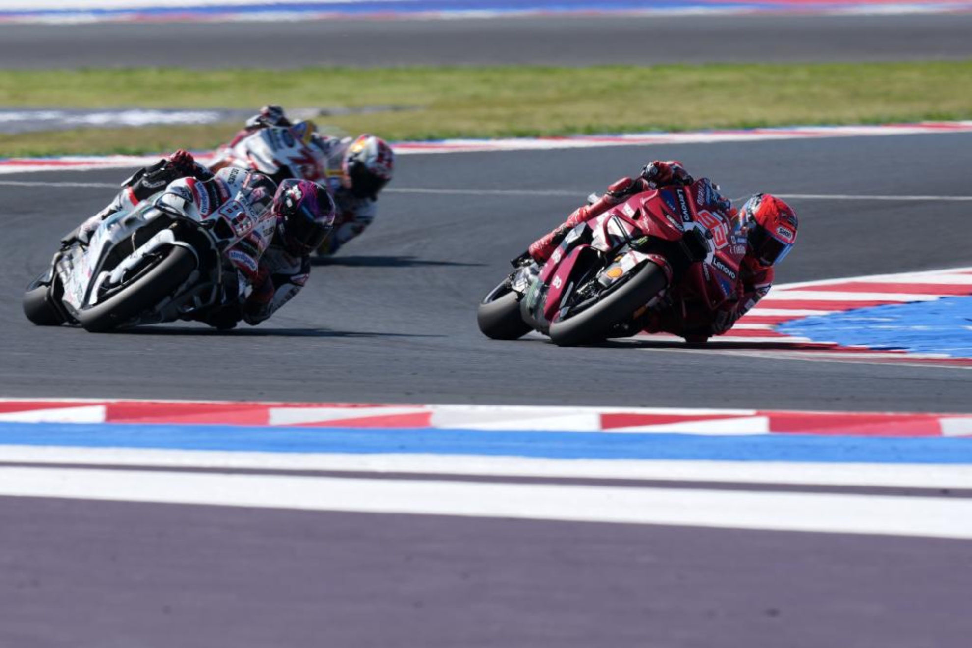 Marc Márquez adelanta a Jorge Martín en Misano.