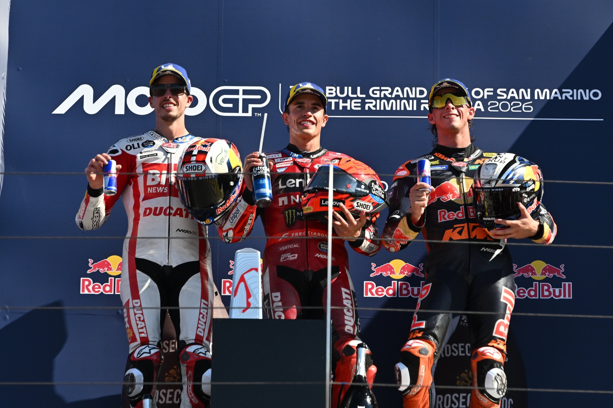 Álex Márquez, Marc Márquez y Pedro Acosta en el podio del GP de San Marino 2026.