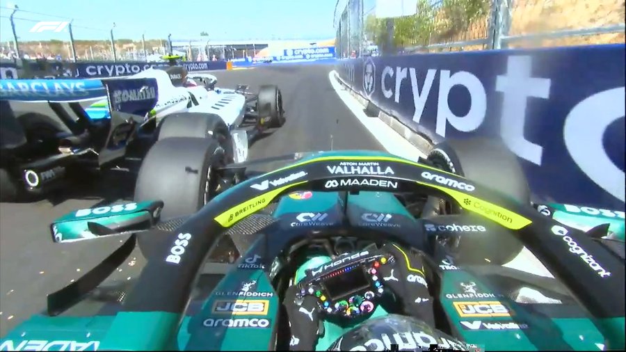Momento en el que Alonso y Sainz se tocan.