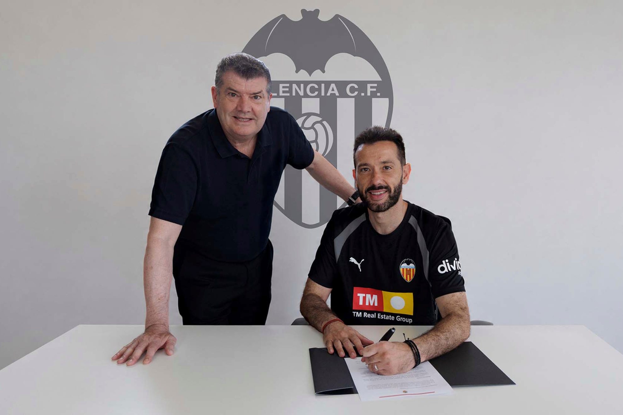 Carlos Corberán y Ron Gourlay tras la renovación del entrenador.