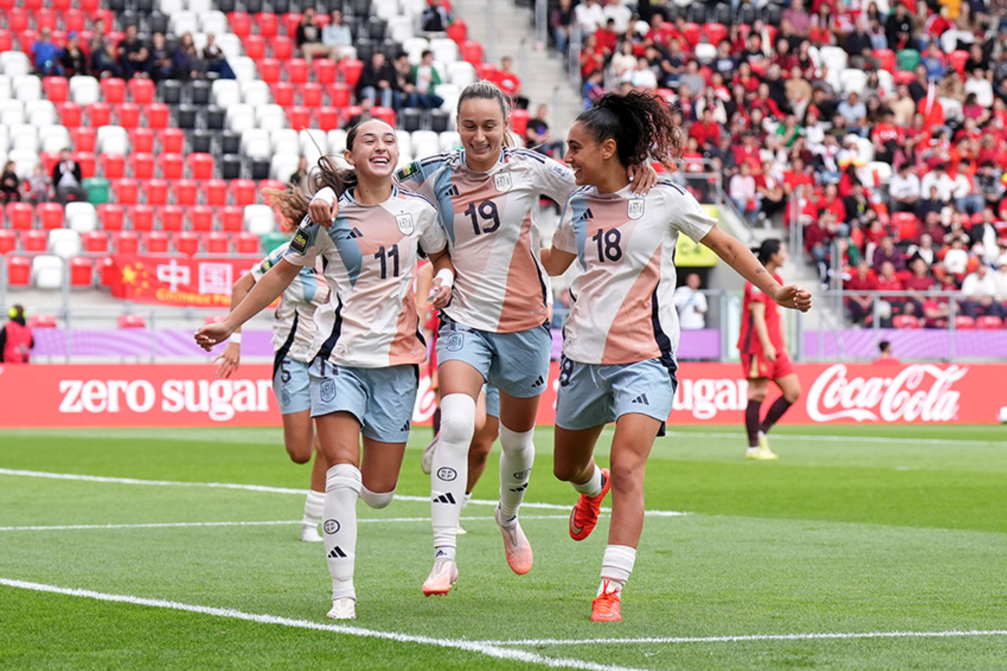Futbolistas de España celebrando un gol contra China Selección española femenina vía X