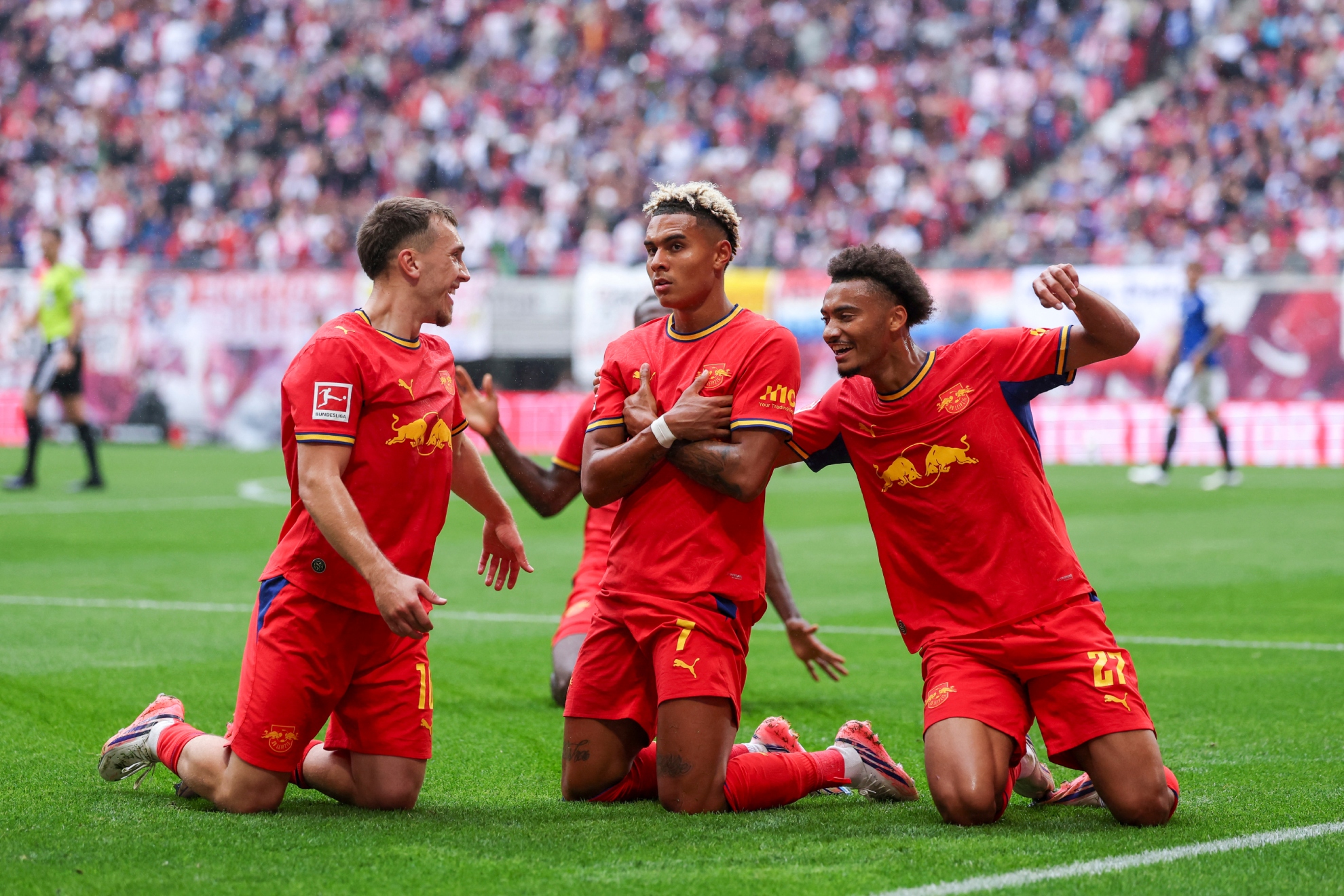 Los jugadores del RB Leipzig celebran uno de los goles. LAPRESSE.