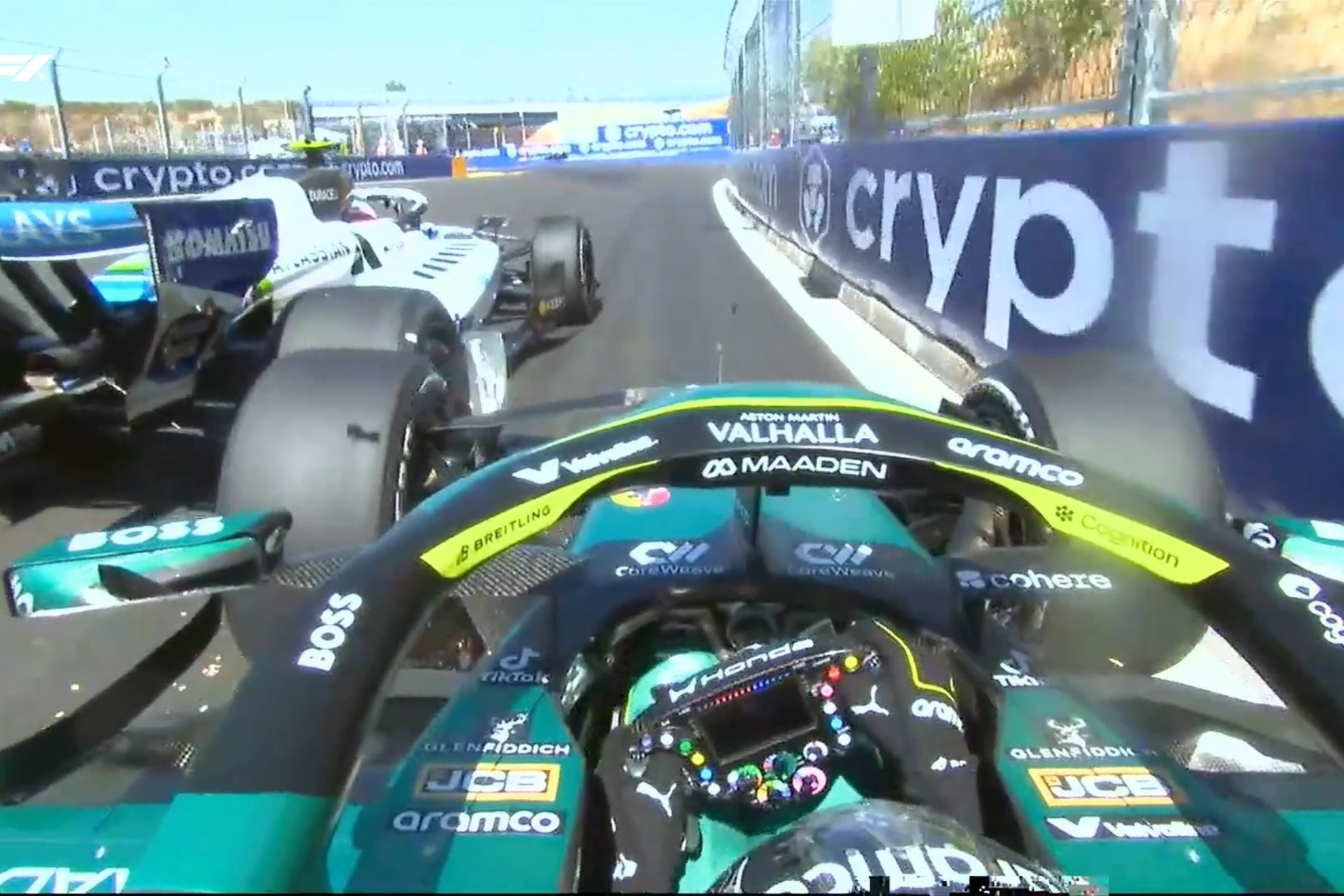 Sainz y Alonso se tocan.